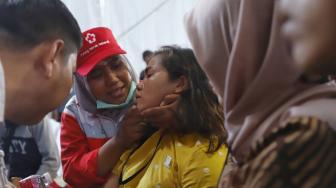 Keluarga korban jatuhnya pesawat Lion Air  JT610 melaksanakan prosesi doa bersama dan tabur bunga di titik perairan Tanjung Karawang, Jawa Barat, Selasa (6/11).[Suara.com/Muhaimin A Untung]