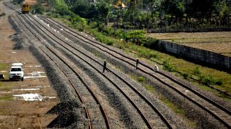 Pekerja beraktivitas di lokasi pengerjaan proyek rel kereta api trans Sulawesi di Desa Pekkae, Kabupaten Barru, Sulawesi Selatan, Senin (5/11). [ANTARA FOTO/Abriawan Abhe]