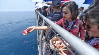 Keluarga korban jatuhnya pesawat Lion Air  JT610 melaksanakan prosesi doa bersama dan tabur bunga di titik perairan Tanjung Karawang, Jawa Barat, Selasa (6/11).[Suara.com/Muhaimin A Untung]