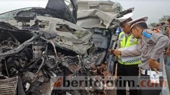 Kecelakaan Maut di Tol Surabaya-Mojokerto, 4 Tewas, Innova Hancur