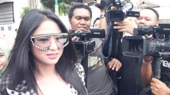 Dewi Perssik Mau Damai dengan Meldi Karena Sudah Jadi Tersangka?