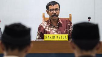 Hakim tunggal Suwanto membacakan putusan saat sidang pengeroyokan Haringga Sirla di Pengadilan Negeri Bandung, Jawa Barat, Selasa (6/11). [ANTARA FOTO/M Agung Rajasa]