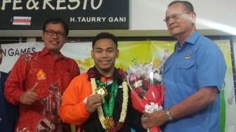 Tiba di Tanah Air Usai Jadi Juara Dunia, Eko Yuli Disambut Riuh Rekan Lifter