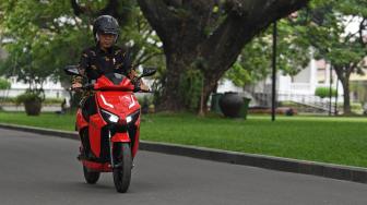 Presiden Joko Widodo menjajal motor listrik buatan dalam negeri Gesits seusai melakukan audiensi dengan pihak-pihak yang terlibat proses produksi di halaman tengah Istana Kepresidenan, Jakarta, Rabu (7/11). [ANTARA FOTO/Wahyu Putro]