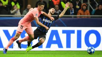 Bek Barcelona Clement Lenglet menghadang gelandang Inter Milan Matteo Politano selama pertandingan Grup B Liga Champions Inter Milan melawan Barcelona di Stadion Giusepe Meazza, Milan, Italia, Rabu (7/11). [AFP/Miguel MEDINA]