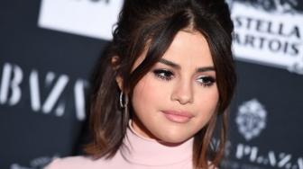 Selena Gomez Tampil Cantik dengan Rok Kulit Peniti, Terinspirasi JLo?