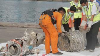 Tim SAR gabungan memeriksa  penemuan turbin kedua pesawat Lion Air JT 610 di Tanjung Priok, Jakarta Utara, Rabu (7/11). (Suara.com/Fakhri Hermansyah)