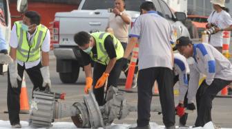 Tim SAR gabungan memeriksa  penemuan turbin kedua pesawat Lion Air JT 610 di Tanjung Priok, Jakarta Utara, Rabu (7/11). (Suara.com/Fakhri Hermansyah)