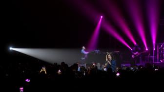 Saksofonis asal Amerika Serikat Kenny G tampil dalam konser di Jakarta, Selasa (6/11).[ANTARA FOTO/Akbar Nugroho Gumay]