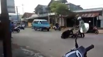 Cegat Pemotor sampai Jatuh, Aksi Polisi Ini Tuai Pro Kontra