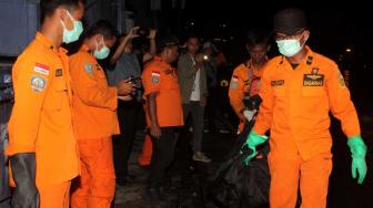 Tim SAR gabungan mengidentifikasi kantong jenazah korban pesawat Lion Air PK-LQP dari KN SAR Basarnas di Pelabuhan Tanjung Priok, Jakarta Utara, Kamis (8/11). (Suara.com/Fakhri Hermansyah)