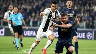 Cristiano Ronaldo mencoba melewati bek Manchester United Luke Shaw selama pertandingan Group H Liga pertandingan Juventus melawan Manchester United di Stadion Allianz, Turin, Italia, Kamis (8/11). [AFP/Isabella BONOTO]