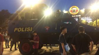 Baracuda Berjaga di Gapura Venue Konser Guns N Roses