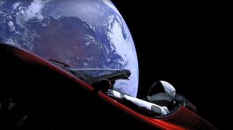 Mobil Listrik Tesla Sudah Lewati Planet Mars