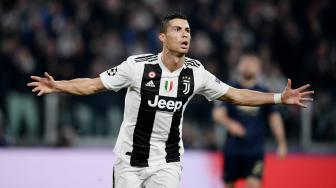 Cristiano Ronaldo merayakan golnya setelah mencetak gol pembuka ke gawangn Manchester United selama pertandingan Grop H Liga Champions Juventus melawan Manchester United di Stadion Allianz, Turin, Italia, Kamis (8/11). [AFP/Marco BERTORELLO]