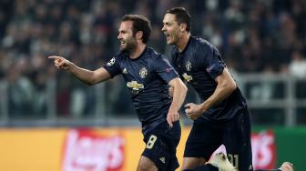 Pemain tengah Manchester United Juan Mata merayakan golnya usai mencetak gol ke gawang Juventus selama pertandingan Group H Liga Champions Juventus melawan Manchester United di Stadion Allianz, Turin, Italia, Kamis (8/11). [AFP/Isabella BONOTTO]