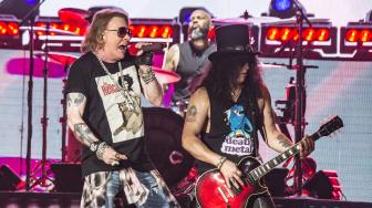 Vokalis Guns N' Roses Axl Rose (kiri) dan gitaris Slash (kanan) beraksi para konsernya yang bertajuk 'Not In This Lifetime' di Gelora Bung Karno, Jakarta, Kamis (8/11). [ANTARA FOTO/Muhammad Adimaja]