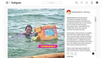 Penjual Es Krim Ini Rela Berenang ke Tengah Laut untuk Pelanggan