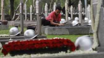 Pekerja membersihkan makam jelang peringatan hari pahlawan di Taman Makam Pahlawan (TMP) Kalibata, Jakarta, Jumat (9/11). [Suara.com/Muhaimin A Untung] 