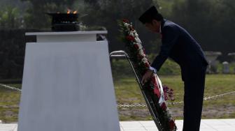 Presiden Joko Widodo meletakkan karangan bunga ketika menjadi inspektur upacara pada peringatan Hari Pahlawan di Taman Makam Pahlawan Cikutra, Bandung, Jawa Barat, Sabtu (10/11/2018). ANTARA FOTO/Wahyu Putro A