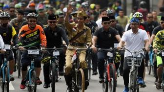 Alasan Jokowi Kenakan Baju Pejuang di Hari Pahlawan