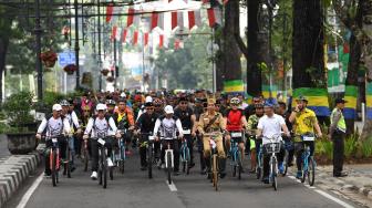 Presiden Joko Widodo (keempat kanan) didampingi sejumlah menteri kabinet kerja dan Gubernur Jawa Barat Ridwan Kamil (kedua kanan) mengayuh sepeda ontel ketika mengikuti kegiatan sepeda bersama dengan tema Bandung Lautan Sepeda di Bandung, Jawa Barat, Sabtu (10/11/2018). ANTARA FOTO/Wahyu Putro A