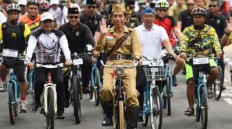 Bergaya ala Bung Tomo, Jokowi Bersepeda Peringati Hari Pahlawan