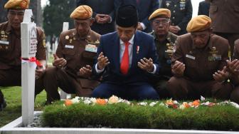 Presiden Joko Widodo (kedua kanan) bersama veteran berdoa didepan pusara seusai usai menjadi inspektur upacara pada peringatan Hari Pahlawan di Taman Makam Pahlawan Cikutra, Bandung, Jawa Barat, Sabtu (10/11/2018). ANTARA FOTO/Wahyu Putro A