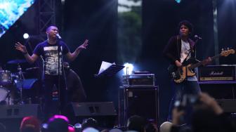 Grup band Kidnap Katrina beraksi pada acara "90's Festival" di JIEXPO Kemayoran, Jakarta, Sabtu (10/11). [Suara.com/Muhaimin A Untung]