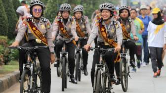 Aksi Polwan Cantik Berpatroli Gunakan Sepeda di CFD Jakarta
