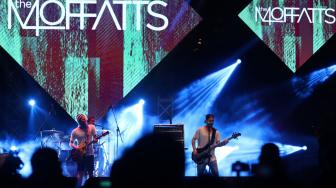Band asal Kanada The Moffats yakni Scott, Clint, Bob, dan Dave bernyanyi di panggung The 90's Festival, Gambir Expo Kemayoran Jakarta, Sabtu (10/11). [Suara.com/Muhaimin A Untung]