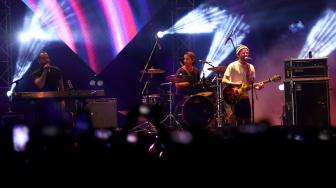 Band asal Kanada The Moffats yakni Scott, Clint, Bob, dan Dave bernyanyi di panggung The 90's Festival, Gambir Expo Kemayoran Jakarta, Sabtu (10/11). [Suara.com/Muhaimin A Untung]