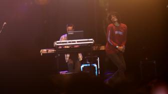 Vokalis Grup band Sheila On 7 tampil pada acara 90's Festival di JIEXPO Kemayoran, Jakarta, Sabtu (10/11). [Suara.com/Muhaimin A Untung]
