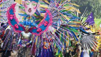 Peserta tampil dalam Festival Pesona Lokal di area parkir selatan Glora Bung Karno, Senayan, Jakarta, Minggu (11/11).  [ANTARA FOTO/Galih Pradipta]