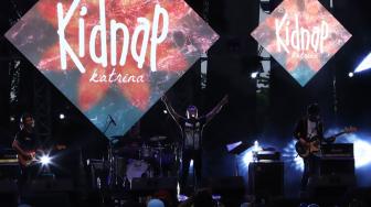 Grup band Kidnap Katrina beraksi pada acara "90's Festival" di JIEXPO Kemayoran, Jakarta, Sabtu (10/11). [Suara,com/Muhaimin A Untung]