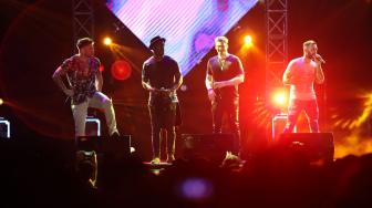 Boy band asal London, Blue terdiri dari Antony Costa, Duncan James, Lee Ryan, dan Simon Webbe beraksi di Panggung The 90s Festival, Gambir Expo Kemayoran, Jakarta Pusat, Sabtu (10/11). [Suara.com/Muhaimin A Untung]