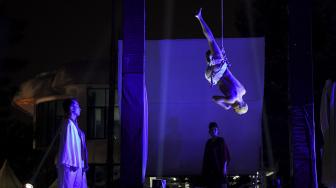 Pemain teater dari Tabusai Dance Theater mementaskan opera tari di Taman Ismail Marzuki, Cikini, Jakarta, Sabtu (10/11). ANTARA FOTO/Hafidz Mubarak
