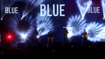 Boy band asal London, Blue terdiri dari Antony Costa, Duncan James, Lee Ryan, dan Simon Webbe beraksi di Panggung The 90s Festival, Gambir Expo Kemayoran, Jakarta Pusat, Sabtu (10/11). [Suara.com/Muhaimin A Untung]