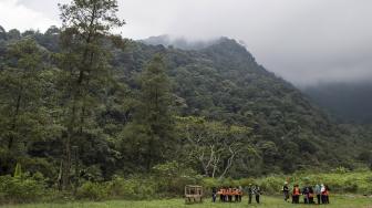 Sejumlah pengunjung menikmati pemandangan sungai saat wisata alam di Gunung Puntang, Kabupaten Bandung, Jawa Barat, Sabtu (10/11).  [ANTARA FOTO/M Agung Rajasa]
