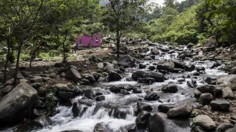 Sejumlah pengunjung menikmati pemandangan sungai saat wisata alam di Gunung Puntang, Kabupaten Bandung, Jawa Barat, Sabtu (10/11).  [ANTARA FOTO/M Agung Rajasa]