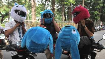 Anggota Komunitas Elmo And Friend's memakai Helm berdesain boneka di Kawasan Menteng, Jakarta Pusat, Minggu (11/11). (Suara.com/Fakhri Hermansyah).