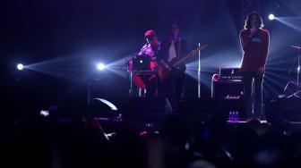 Grup band Sheila On 7 tampil pada acara 90's Festival di JIEXPO Kemayoran, Jakarta, Sabtu (10/11). [Suara.com/Muhaimin A Untung]
