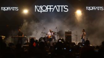 Band asal Kanada The Moffats yakni Scott, Clint, Bob, dan Dave bernyanyi di panggung The 90's Festival, Gambir Expo Kemayoran Jakarta, Sabtu (10/11). [Suara.com/Muhaimin A Untung]