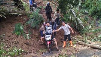 Tertutup Longsor, Jalan Cianjur Selatan - Bandung Putus