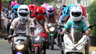 Heboh! Puluhan Pemotor Gunakan Helm Boneka di Jalan