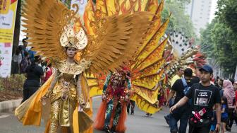 Peserta tampil dalam Festival Pesona Lokal di area parkir selatan Glora Bung Karno, Senayan, Jakarta, Minggu (11/11).  [ANTARA FOTO/Galih Pradipta]