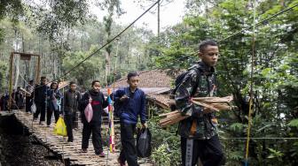 Sejumlah pengunjung menikmati pemandangan sungai saat wisata alam di Gunung Puntang, Kabupaten Bandung, Jawa Barat, Sabtu (10/11).  [ANTARA FOTO/M Agung Rajasa]