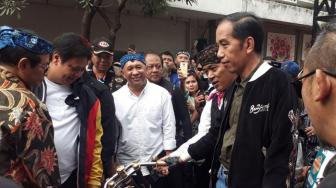 Jokowi: Semuanya Pakai Batik, Saya Pakai Jaket Bubur Ayam