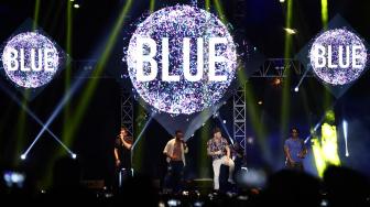 Boy band asal London, Blue terdiri dari Antony Costa, Duncan James, Lee Ryan, dan Simon Webbe beraksi di Panggung The 90s Festival, Gambir Expo Kemayoran, Jakarta Pusat, Sabtu (10/11). [Suara.com/Muhaimin A Untung]