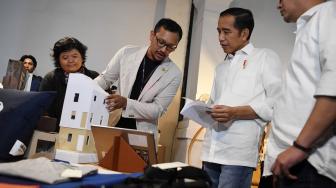 Calon Presiden Nomor Urut 01 Joko Widodo (kedua kanan) menyimak penjelasan maket rumah sebelum berdiskusi dengan masyarakat kreatif Bandung di Simpul Space, Bandung, Jawa Barat, Sabtu (10/11). [ANTARA FOTO/Wahyu Putro]